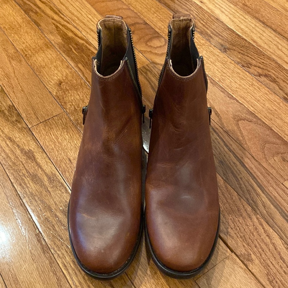Frye Carly Zip Chelsea size 8B very cute ankle boots